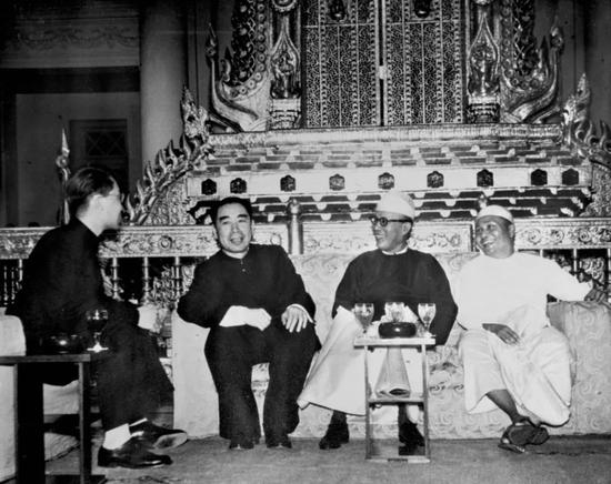 　　▲1954年6月28日至29日，周恩来总理访问缅甸，同缅甸联邦总统巴宇（右二）、总理吴努（右一）亲切交谈。