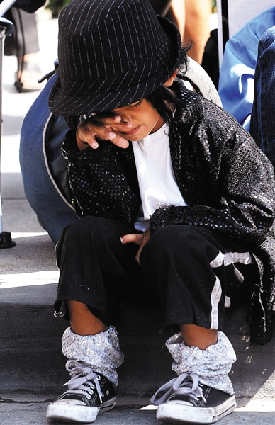 迈克尔小模仿者在追悼会现场哭泣。