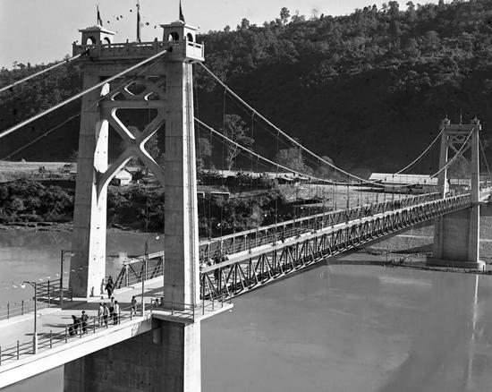 　　▲1965年12月22日，中国援建缅甸的滚弄钢索吊桥建成通行，成为两国“友谊桥”。 不断深化两国合作蛋糕越做越大