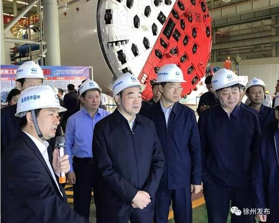 在中国中铁工程装备集团有限公司，徐州市党政代表团了解郑州装备制造业相关情况。