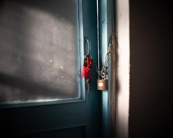 　　在医院住了一个多月后，高明回到了学校，但同学们都躲着她。之后，高明一家选择搬到了离齐齐哈尔约四十公里外的富拉尔基生活。