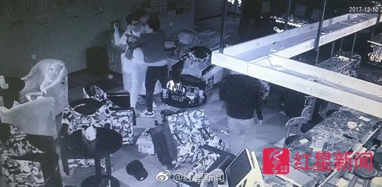 ▲王浪手中拿着啤酒瓶&nbsp;&nbsp; 酒吧监控视频截图