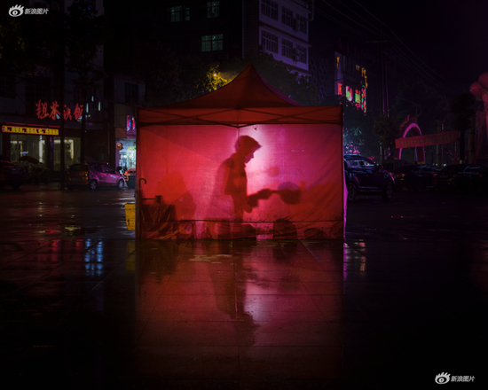 《雨夜小摊》 摄影：@用户百川