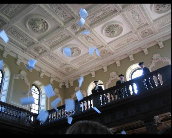 　　剑桥大学的高级数学研究学位是世界上公认的难度最大的数学课程之一，每年公布成绩时，教授们会把念完的成绩单抛向楼下站满了学生的大厅。