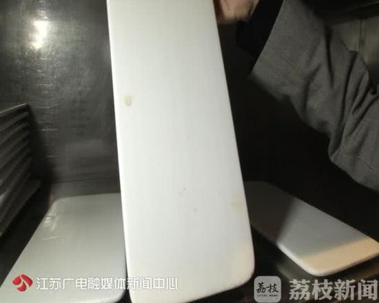 3月16日，西贝莜面村南京金鹰店被检查出卫生问题（图自荔枝新闻）