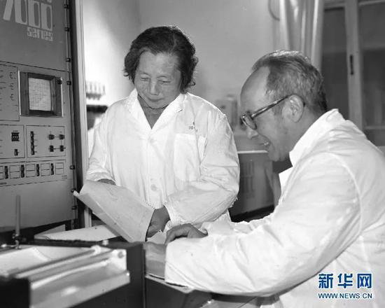 徐光宪和著名化学家高小霞教授在实验室里工作（新华社记者 杨武敏 摄）