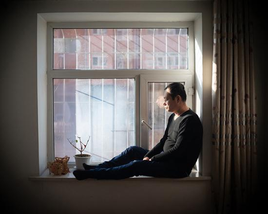 　　陈荣喜，生于1971年。“八四”毒气事件受害者。他和朋友们帮着清理道路上混有毒气的黑沙土，由此感染。