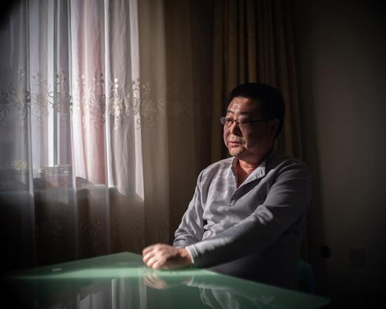 　　仲江，生于1961年，1982年牡丹江毒气事件受害者。他的免疫系统受损；一只眼睛患上肌无力，无法睁开。