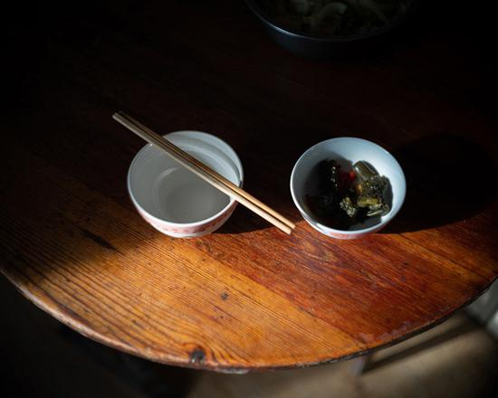 　　杨树茂的午餐。他和妻子已经处于分居状态。杨树茂平时给自己做饭，一道简单的腌黄瓜可以吃好几天。