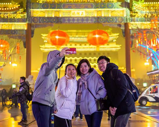 好友同行，节日同框。