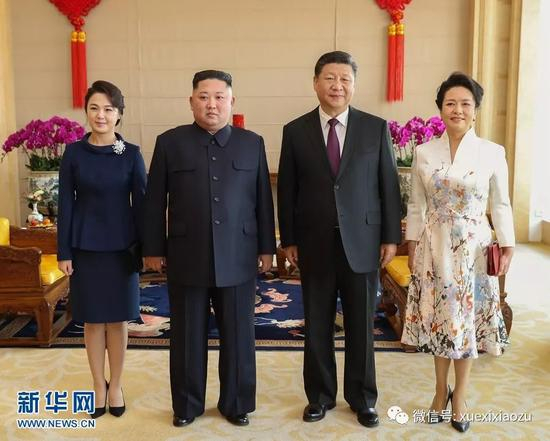 　　1月9日，习近平在北京饭店会见金正恩。这是习近平和夫人彭丽媛同金正恩和夫人李雪主合影。 新华社记者 黄敬文 摄