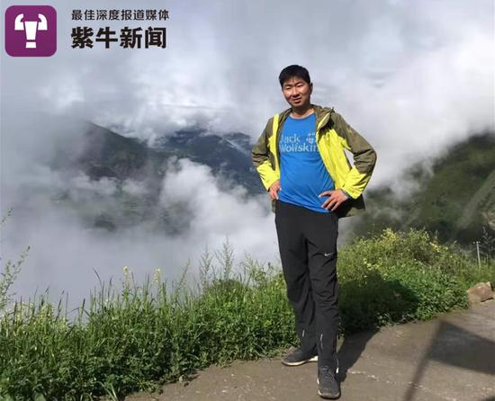 张飞背对着“云海”