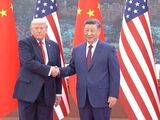 习近平同特朗普握手合影