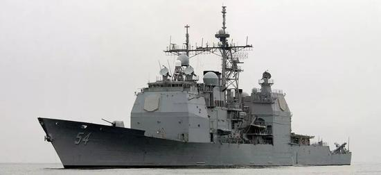 　　▲资料图片：10月22日穿越台湾海峡的美国海军“科蒂斯·威尔伯”号驱逐舰（上）和“安提坦”号巡洋舰（下）