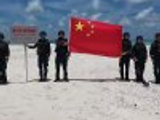 现场画面！中国海警登上铁线礁展示五星红旗