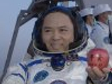 张陆从太空带回一个苹果 转发！欢迎回家！