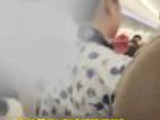 东航空姐下跪目击者称将配合调查