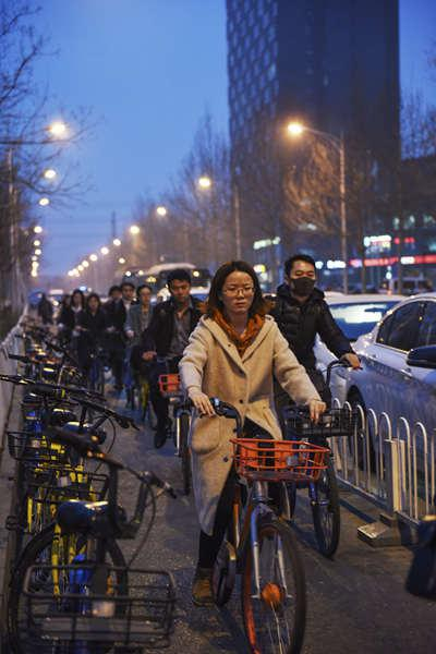 下班时间，西二旗上地十街，一群西二旗人骑着不同颜色的共享单车奔向地铁站。