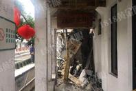 浙江温州一民房被货船撞塌