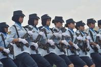 印尼空军举行阅兵仪式 女兵展潇洒英姿