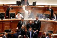 阿尔巴尼亚总理被泼水扔面粉