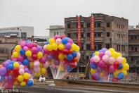 广州城中村开拆 村民放气球庆祝
