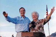美国前总统老布什夫人去世 回顾模范总统夫妻的恩爱瞬间