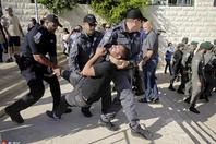 美国迁馆耶路撒冷 大批巴勒斯坦人在美新使馆外抗议被捕