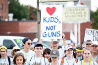 美国帕克兰校园枪击案幸存者参加示威游行  反对枪支暴力