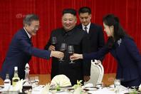朝鲜领导人金正恩设宴欢迎文在寅 朝韩领导人碰杯