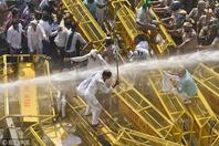 印3万农民要冲进德里抗议 警方用催泪弹水炮阻止