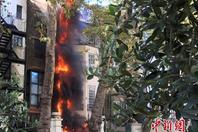 沙特驻伦敦使馆附近建筑发生大火 消防人员展开救援