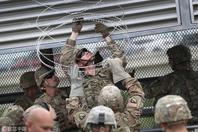 移民大军压境美国 美士兵在美墨边境安装铁丝网严防