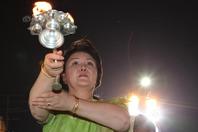 韩国第一夫人出席印度排灯节活动 着“沙丽”点油灯祈福