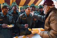 印度总理莫迪赴军营庆祝排灯节 亲手喂士兵吃甜点