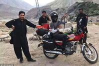 图片故事：中国小伙骑摩托车走