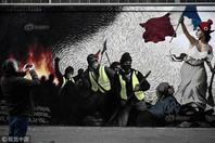 法国街头艺术家创作“黄背心”抗议者壁画
