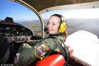 年轻无惧挑战！14岁女生成为英国最年轻飞行员