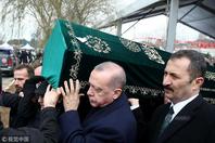 土耳其居民楼倒塌致17死 总统埃尔多安出席遇难者葬礼亲自扶棺
