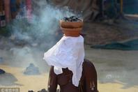 印度教信徒庆祝“大壶节” 头顶燃烧牛粪祈福