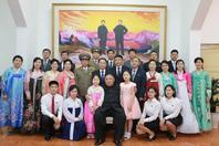 金正恩访问朝鲜驻越大使馆 与众人亲密合影
