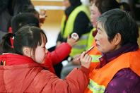 迎妇女节 孩子们为环卫工化妆