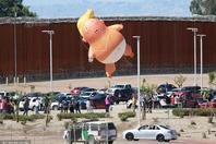 特朗普赴美墨边境视察 “特朗普宝宝”又飞上天