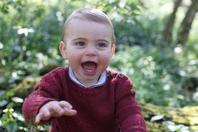 英国威廉王子夫妇公开小儿子萌照 庆祝其1岁生日