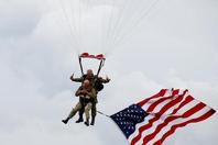 97岁美国老兵在法国跳伞