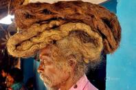 印度老人受“神灵”感召40年不理发 头发缠绕如“地毯”
