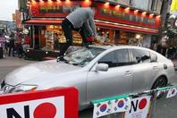 韩国民众怒砸日系车