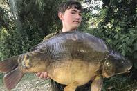 英国15岁男孩钓到24斤巨型鲤鱼