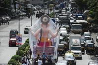 印度孟买交通拥堵 7米高神像被堵桥下