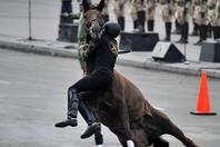 墨西哥阅兵式 骑兵“失足”连人带马栽倒在地